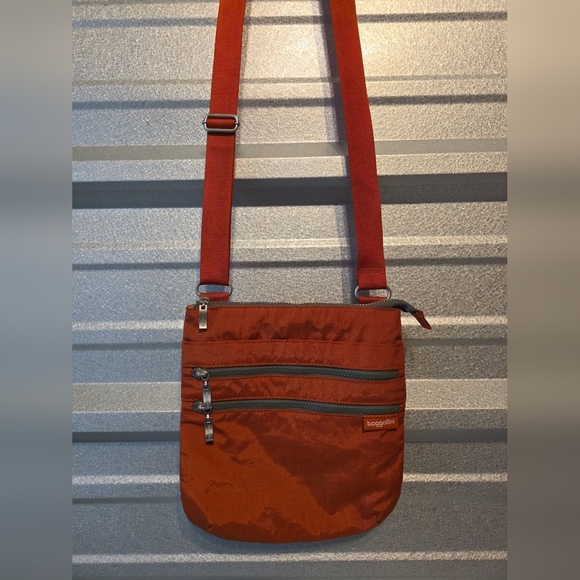 Baggallini Other - Baggallini Rust Messenger Bag
